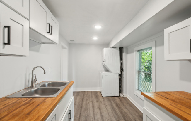 502 W 48 ST