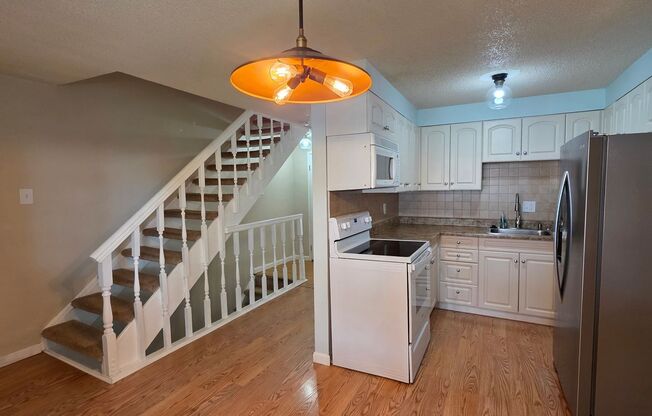 Great 3 Bedroom Townhouse In Aurora!