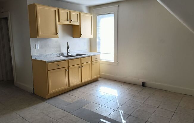 3 beds, 1 bath, $1,050, Unit upper