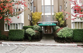 Spacious East Queen Anne 1 Bedroom Condo for Rent