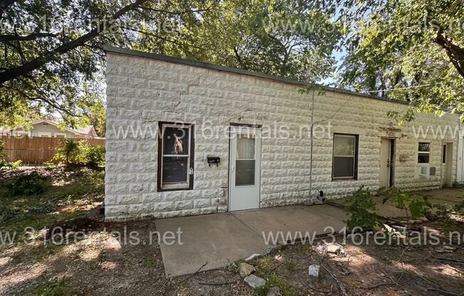 $550- 1 bed 1 bath - Duplex located in the Sunflower neighborhood