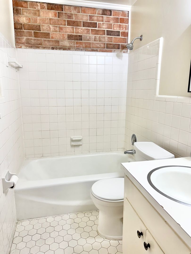Adorable 2 Bedroom Convenient to I-29, Shopping & More!