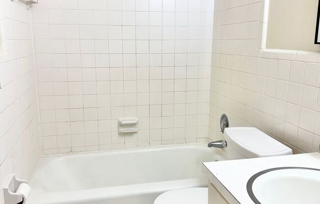 Adorable 2 Bedroom Convenient to I-29, Shopping & More!