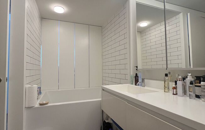 1 bed, 1 bath, 832 sqft, $4,800, Unit 11C