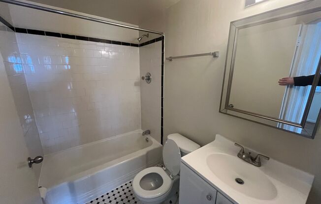 2 beds, 1 bath, 650 sqft, $1,350, Unit 4229 #D
