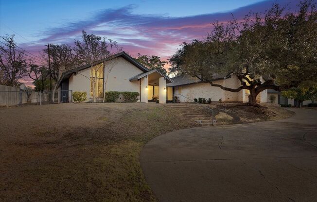 Single-Family Home in Woodway, TX