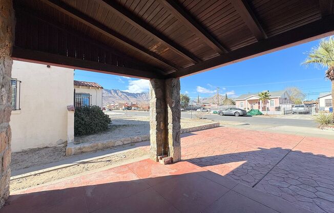 Central El Paso 3 bed with Refrig A/C and Hardwood Flooring!