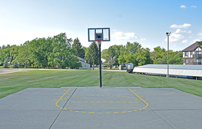 Outdoor Basketball Court at Thornridge Apartments, Grand Blanc