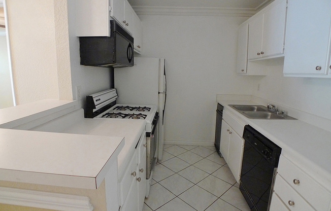 2 beds, 2 baths, 910 sqft, $2,695, Unit 514