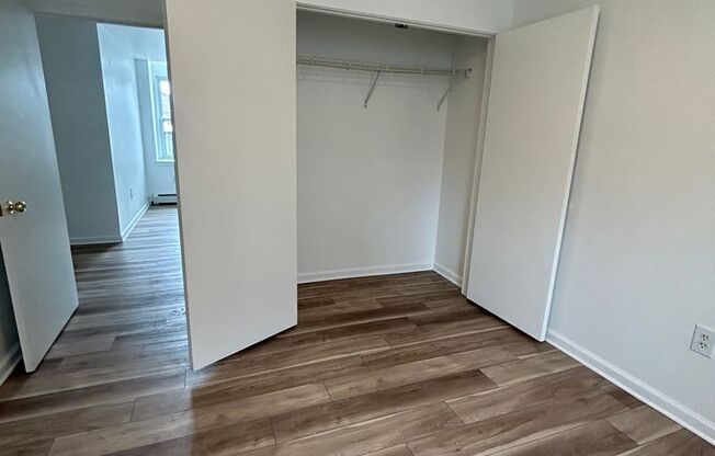 2 beds, 1 bath, $1,400, Unit 836 N Preston St - D