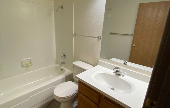 2 beds, 1 bath, $780, Unit 08