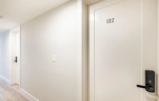 1 bed, 1 bath, 172 sqft, $1,000, Unit 1458 1/2 - Rm 103