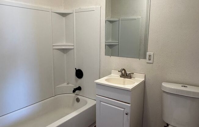 1 bed, 1 bath, $1,250, Unit # #B