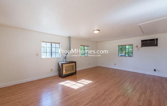 Cozy One Bedroom Cottage in Oak Grove!