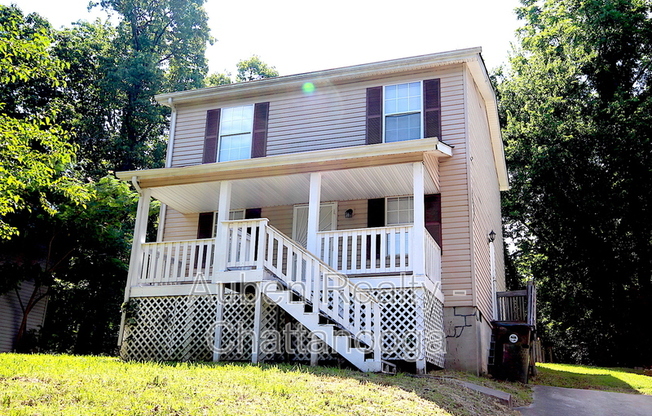 712 E AVE