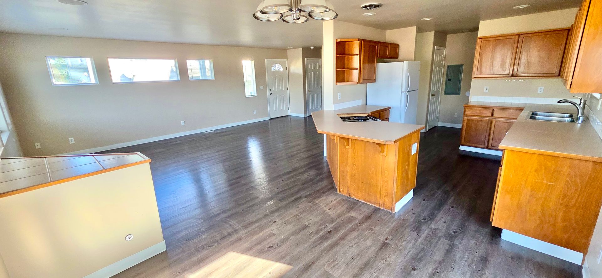Modern 3-Bed Duplex with Hilltop Views and Prime Bremerton Location