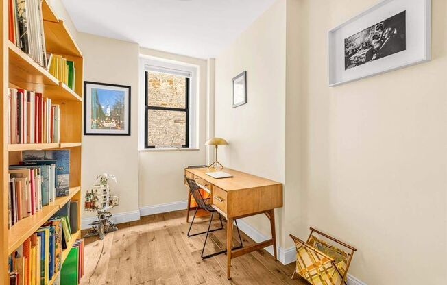 320 W 89 ST