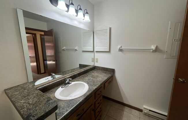 2 beds, 1 bath, 965 sqft, $1,650, Unit 7766RC