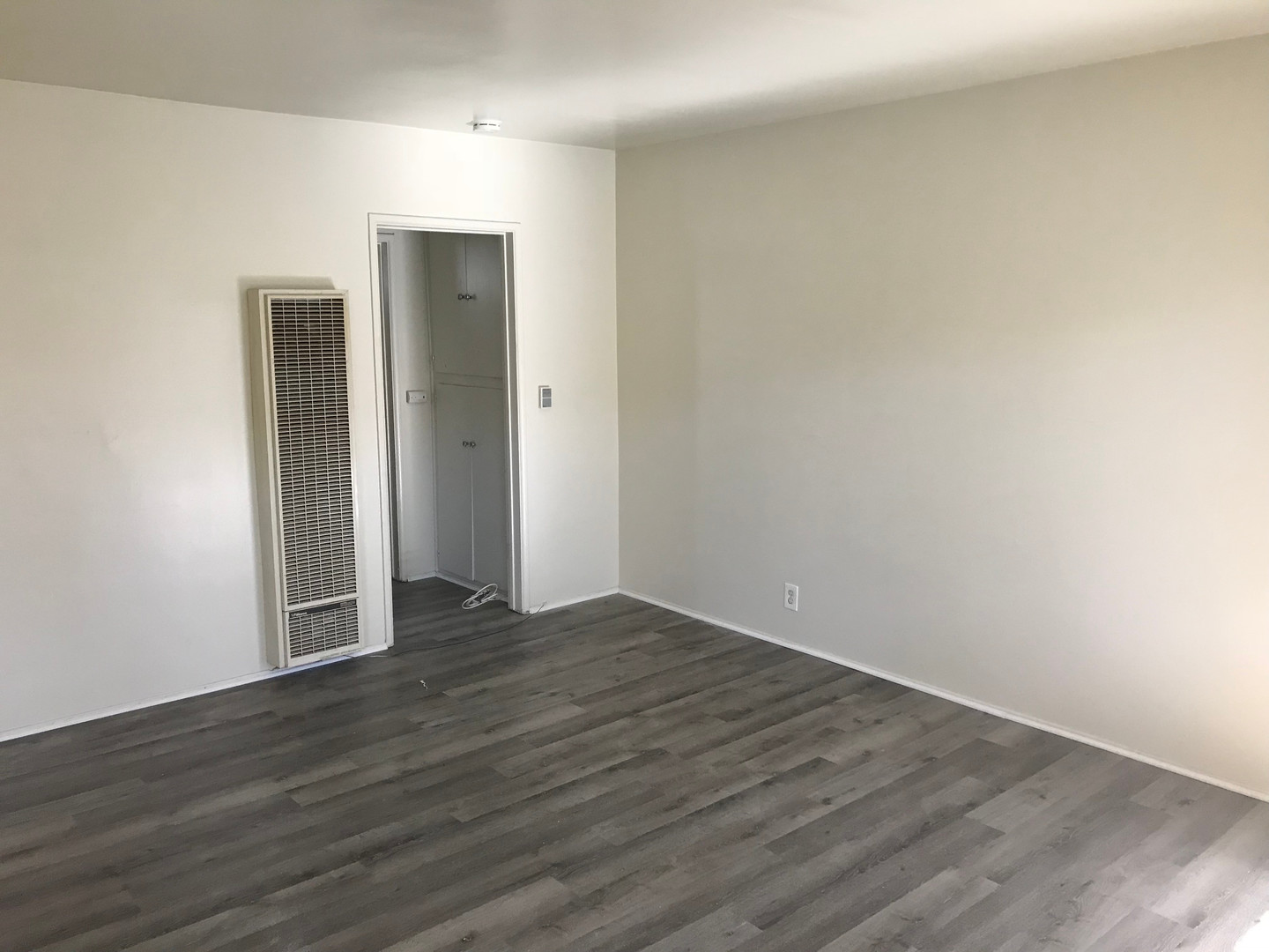 ONE BEDROOM APARTMENT UPPER UNIT IN LONG BEACH--CALL US TODAY!