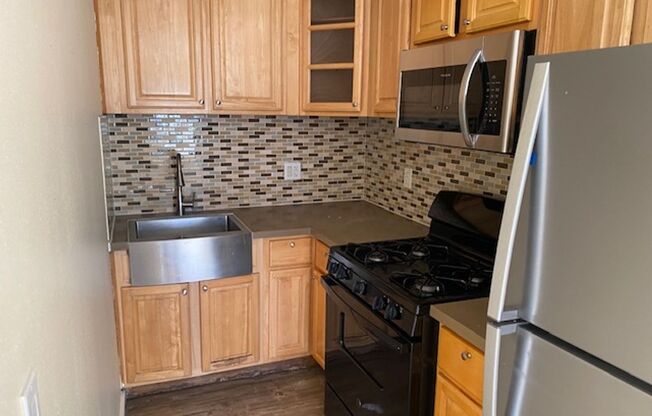 2 beds, 1 bath, 700 sqft, $2,295, Unit H1