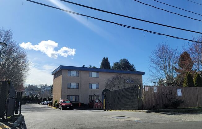 Studio, 1 bath, 450 sqft, $1,225, Unit 213