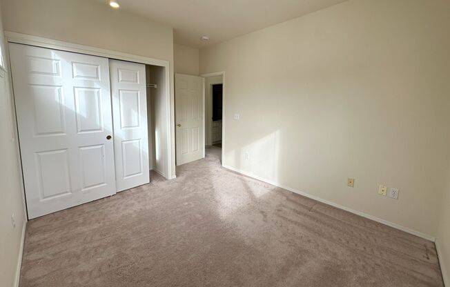 3 beds, 2.5 baths, $3,050, Unit UNIT #Q 101