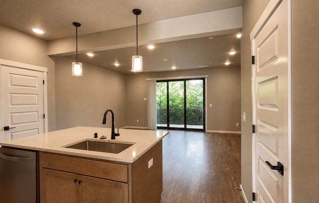 Luxury Townhome for Lease at the Courtyards at Hidden Crest - 13113 NE 71st Pl