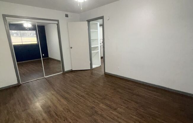 2 beds, 1 bath, 800 sqft, $976, Unit 12