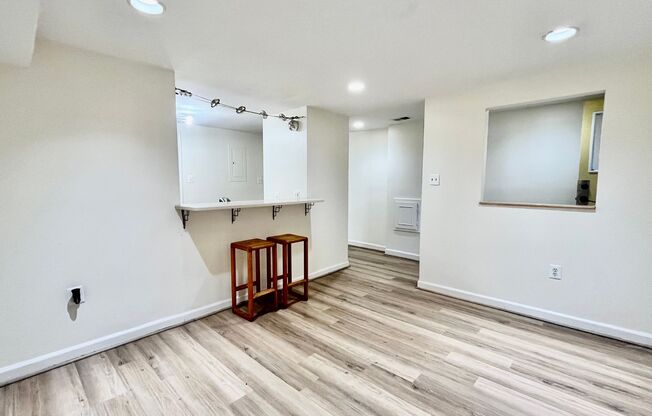 Columbia Heights| 900 sqft 2bd, 1bth|Townhouse English Bsmt Apt| Shared Back Patio