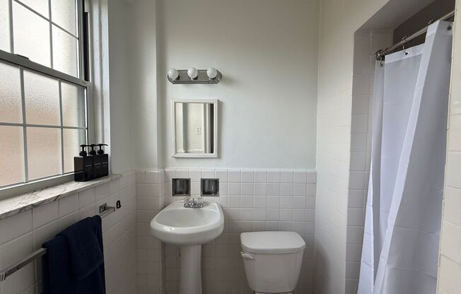 2 beds, 2 baths, 1,303 sqft, $3,000, Unit New King Edward  402