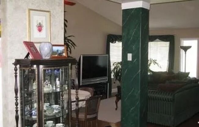 Lovely One Level home in Valencia!
