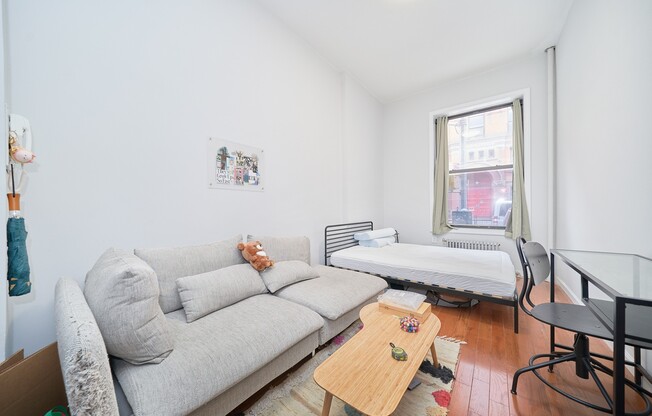 331 W 43 ST