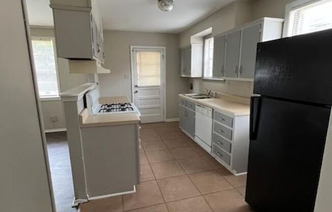 2 beds, 1 bath, $1,000