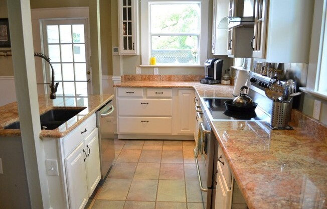 Absolutely Gorgeous 3 BR home in Thornton Park walk to Restaruants and Shops