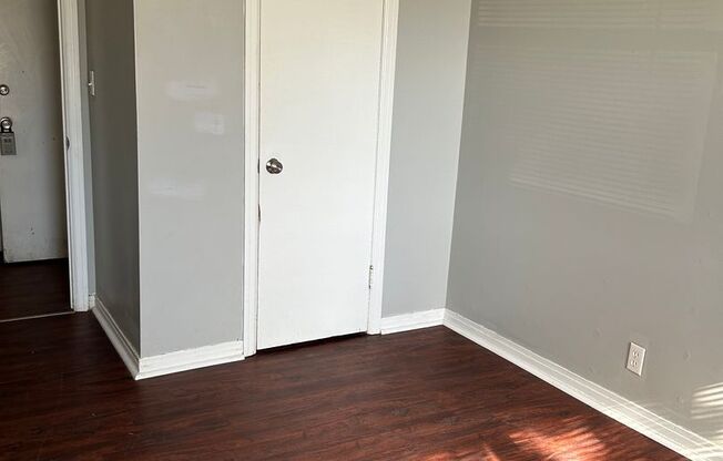 1 bed, 1 bath, 700 sqft, $550, Unit 126 E 13th Apt. 4