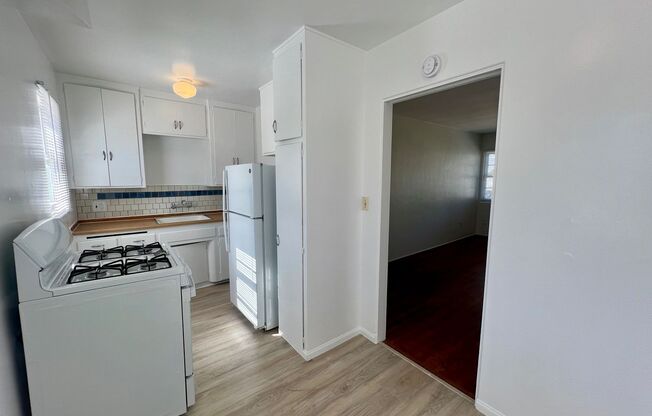 1BD 1BA Unit on the border of Hillcrest and University Heights - Freshly Painted, NEW Stove