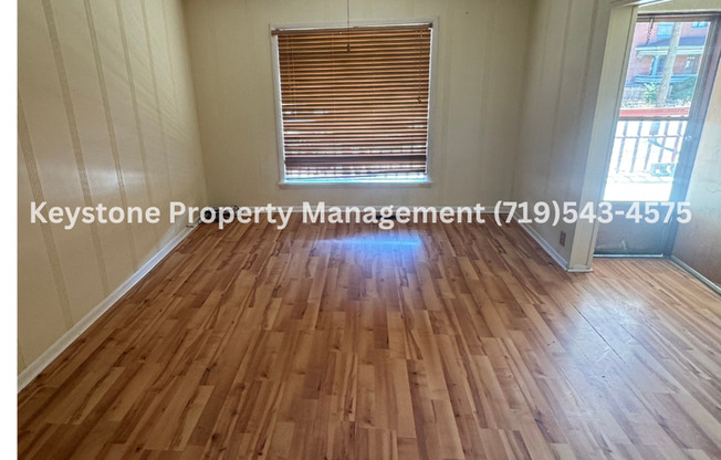 Conveniently located -  Downtown Apartment in 4-Plex with 2 Bedrooms/1 Bath $925/$925