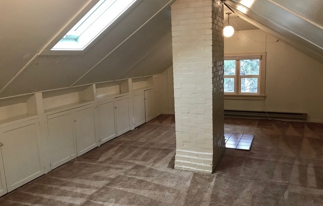 Large studio duplex at E. 16th & Hilyard with 2 parking spots - available August 9th, 2024
