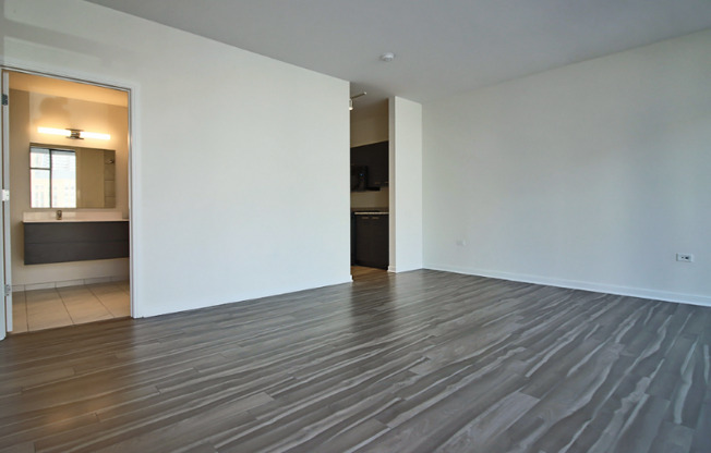 125 W CHICAGO