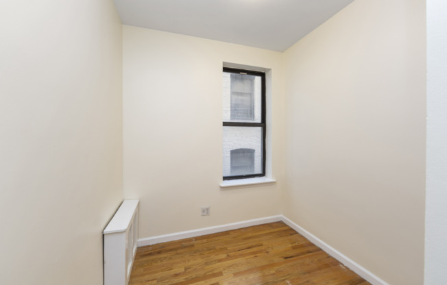 3 beds, 1 bath, $4,250, Unit 7