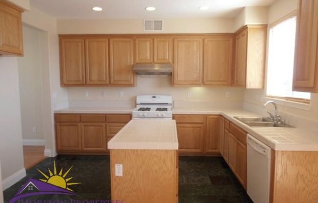 Bright 4 Bed 2.5 Bath 1,876sqft North Natomas Home