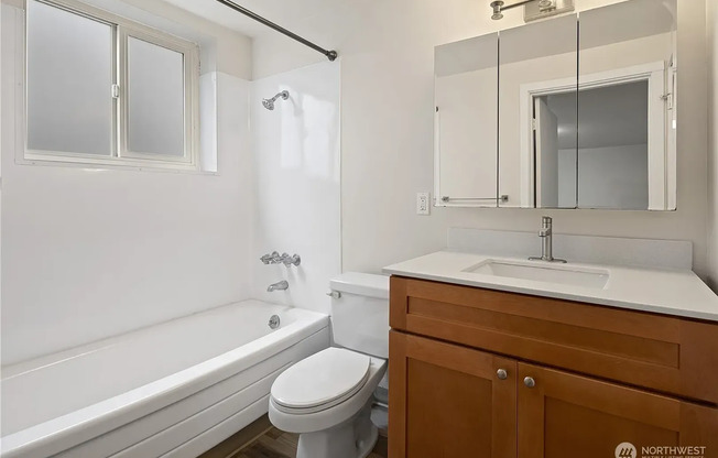 Twin Court - Ballard - Renovated Unit