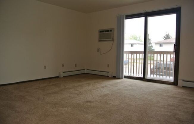 2 beds, 1 bath, 850 sqft, $525, Unit 12