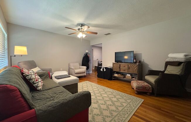 3 beds, 1 bath, $2,200
