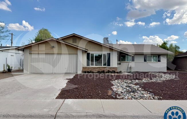 537 E LAGUNA DR