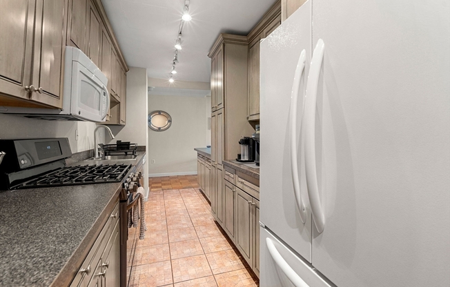 2 beds, 2 baths, 1,285 sqft, $4,900, Unit 17M