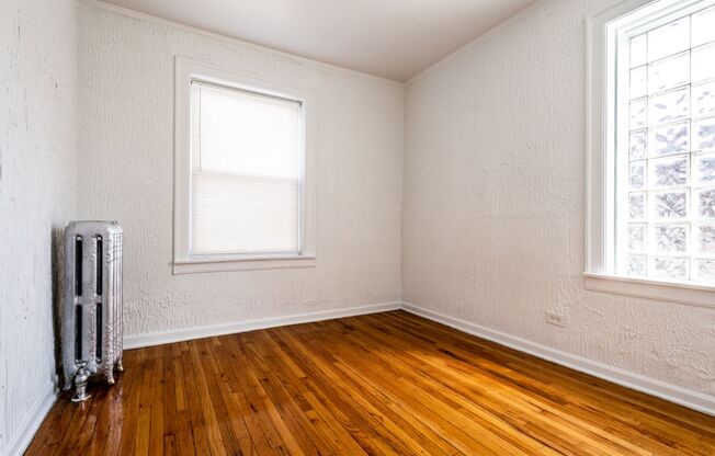 8057 S Laflin