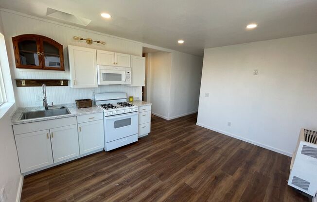 $500 OFF First Month's Rent! Remodeled 1BD in Mission Hills with Views of the San Diego Bay, NO Carpet, Onsite Laundry, and Lots of Natural Light!
