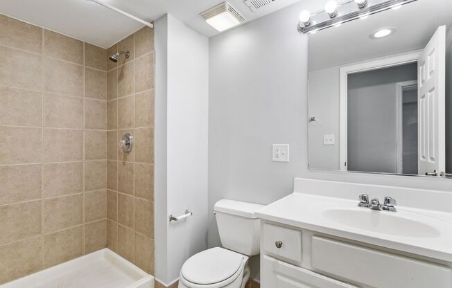 2 beds, 2 baths, 900 sqft, $2,600, Unit 511