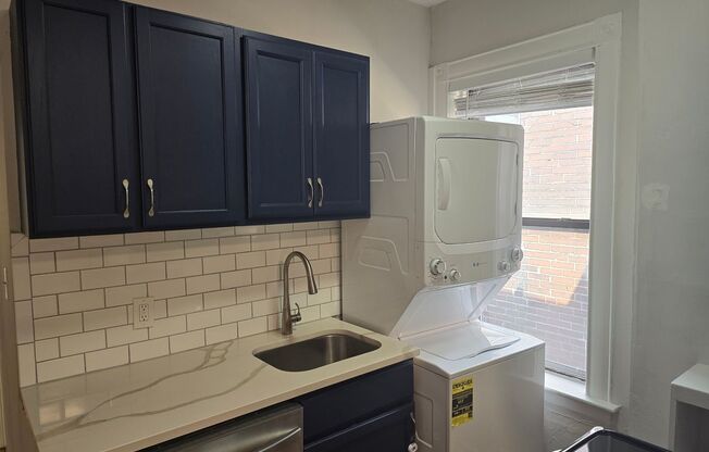 2 beds, 1 bath, $1,250, Unit 3425 2F